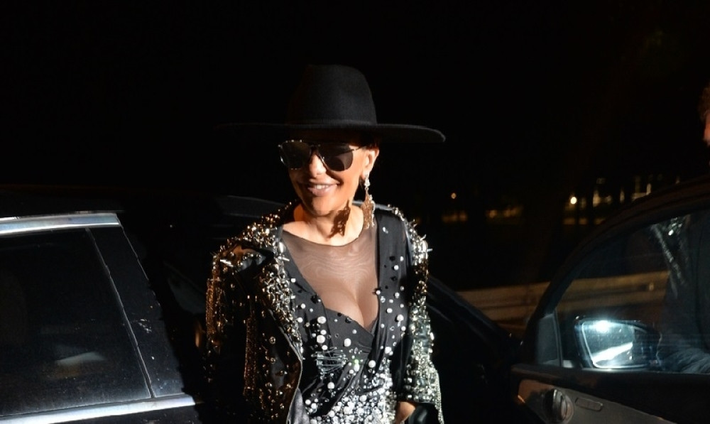 Seva na sve strane: Nikad bezobraznije izdanje Ane Nikolić na nastupu u Beogradu! (FOTO)