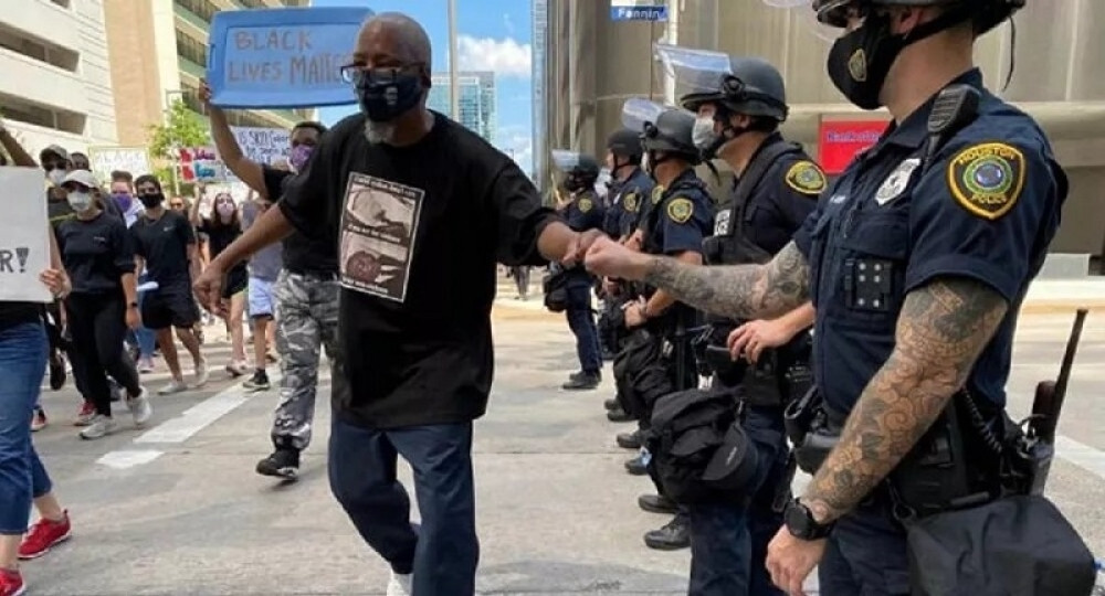 Fotografija sve otkrila - Američki policajac pokazao tetovažu (FOTO)