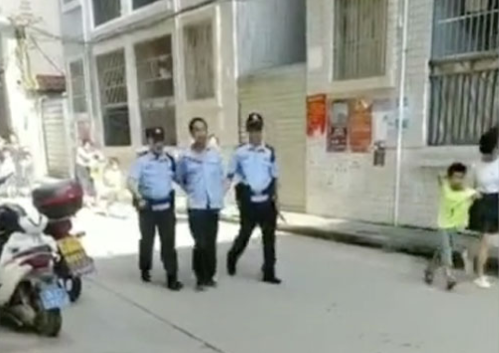 Domar s nožem krenuo po učionicama, povređno 40 dece, nastavnika, i direktor! (FOTO)