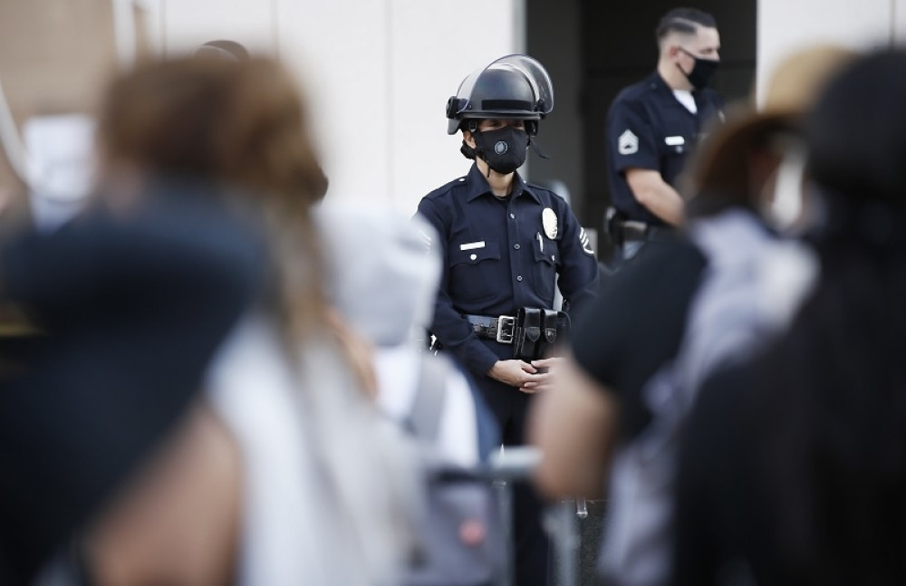 Pet metaka u mladića koji je klečao na zemlji i nije bio naoružan (FOTO)