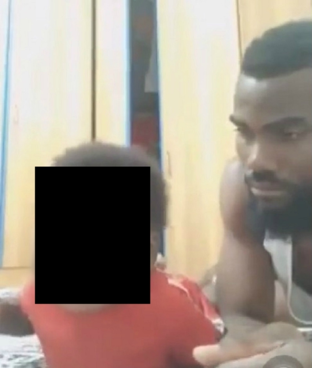 Jednim potezom zaustavio plač deteta, ovaj trik veoma lako izgleda! (VIDEO)