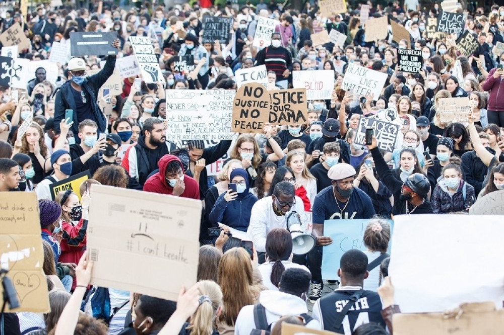 Preko 50.000 ljudi na protestu protiv rasizma! (FOTO)