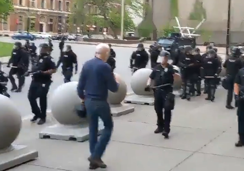 Policajac ga zverski gurnuo, nesrećnik pao unazad i udario svom silinom o pločnik! (UZNEMIRUJUĆI VIDEO)