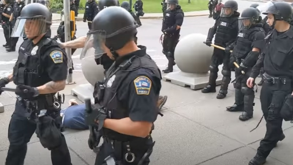 Nova policijska brutalnost u Americi, policajac "zakucao" nedužnog čoveka! (VIDEO)