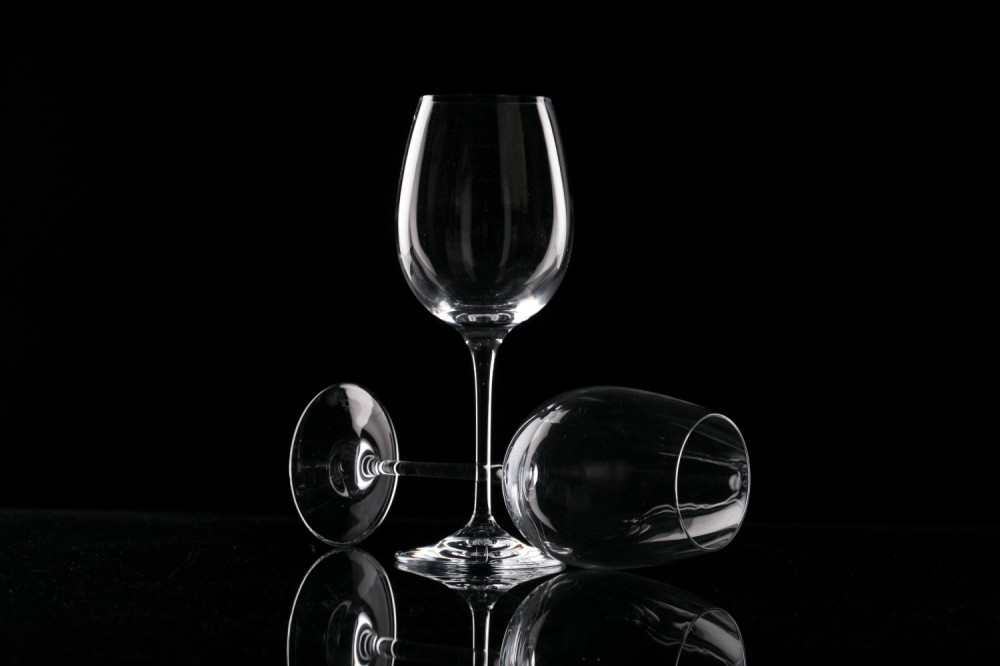 Išamarala dečka, pa sa kaišem istukla njegovog cimera, iz besa im ostavila fekalije ispred vrata - a sve zbog vina!