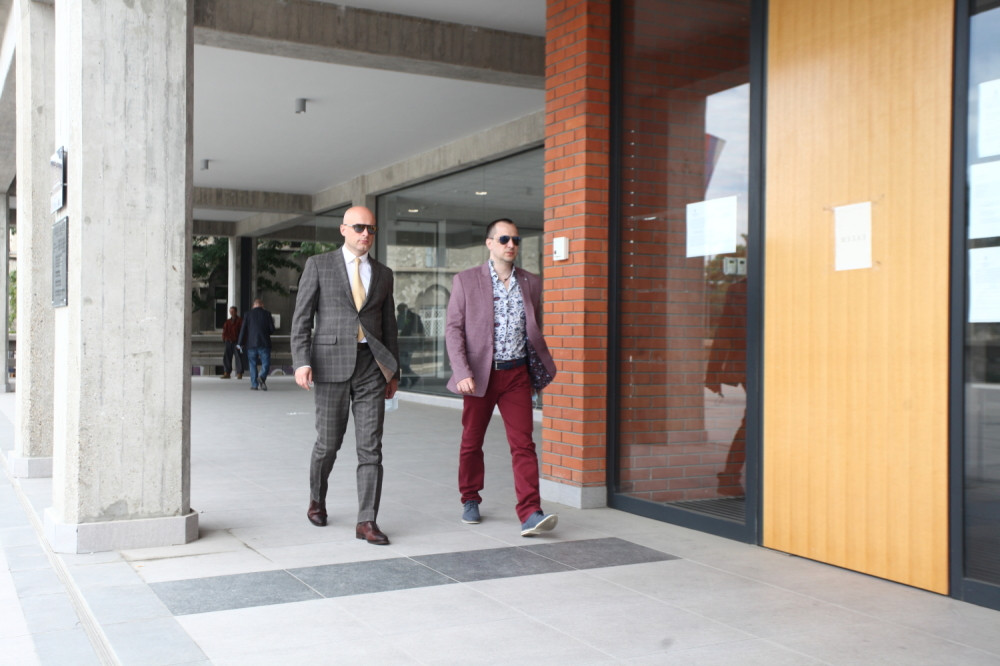 Zoran Marjanović iznenadio sve u Palati pravde svojom odevnom kombinacijom (FOTO)