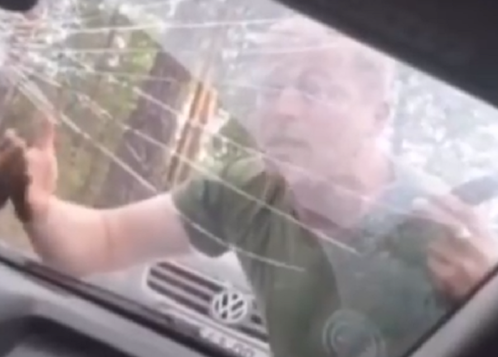 Nacionalisti maltretiraju preplašenu policiju (VIDEO)