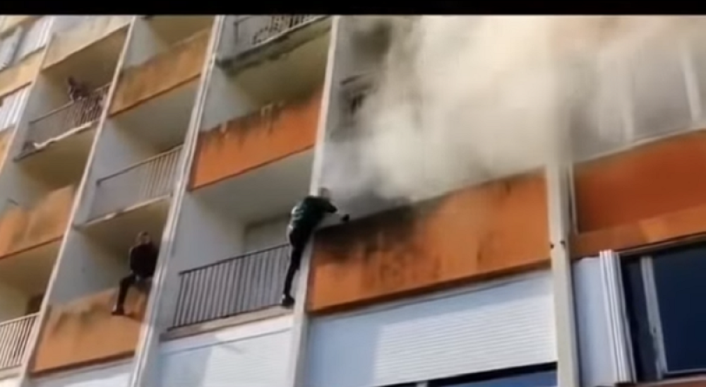 Mladići skočili do njegove terase i spasili ga sigurne smrti (VIDEO)