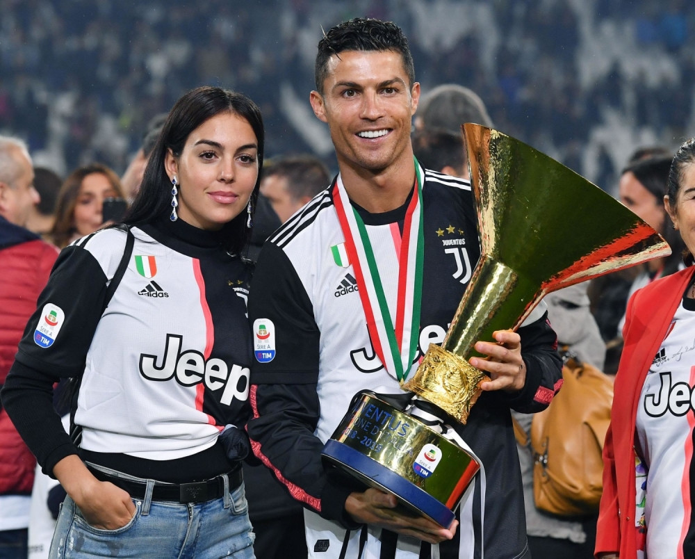 Ronaldo i Georgina čestitali praznike, svi su zapazili šta je Kristijano stavio na glavu! (FOTO)