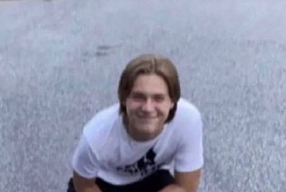 Odvratan novi trend na internetu - stao mu nogom na vrat! (FOTO)