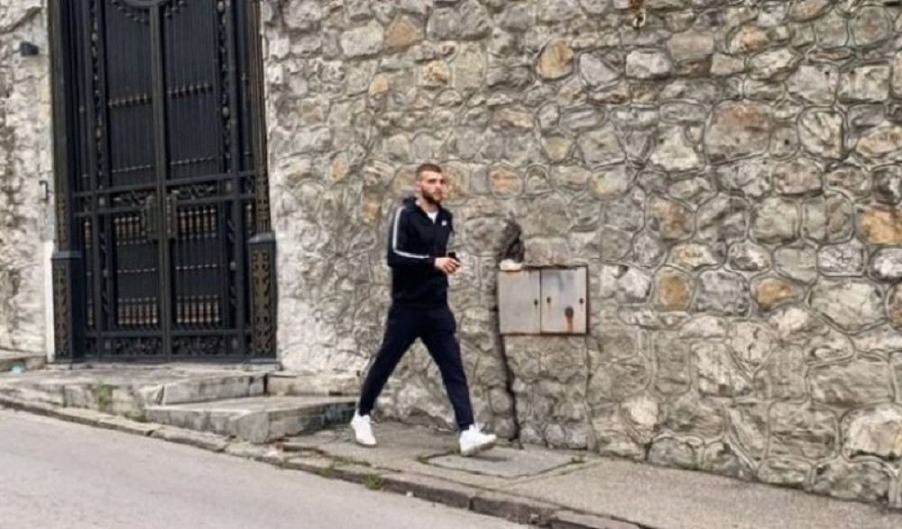 Veljko Ražnatović krenuo po sina Željka, pogledajte šta je poneo sa sobom u porodilište! (VIDEO)