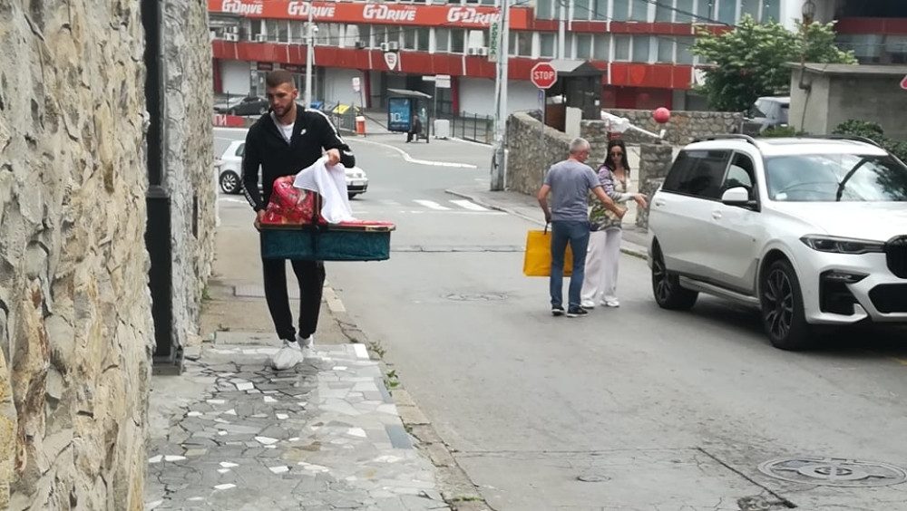 Veljko ne dozvoljava nikome da priđe Željku! Ražnatovići dočekali naslednika na Dedinju! (VIDEO)