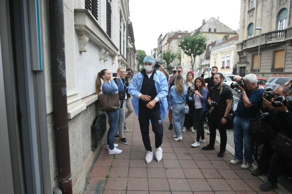Izašao bez bebe i Bogdane! Veljko se uputio ka automobilu u mantilu, sa maskom i kapom! (VIDEO)