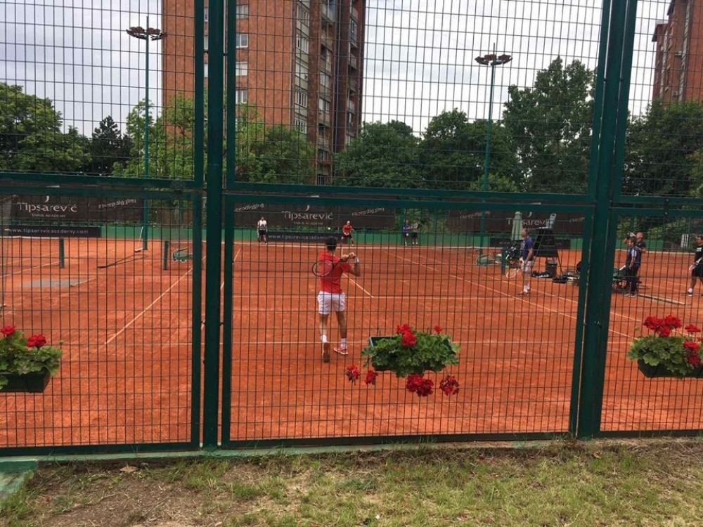 Pogledajte kako izgleda trening šampiona u beogradskom naselju - građani prekinuli vežbe i gledaju u transu (FOTO)