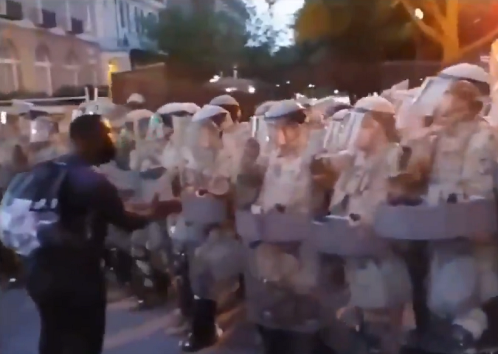 Kobajagi najveća svetska vojna sila, a demonstrant im postrojava Nacionalnu gardu! (FOTO/VIDEO)