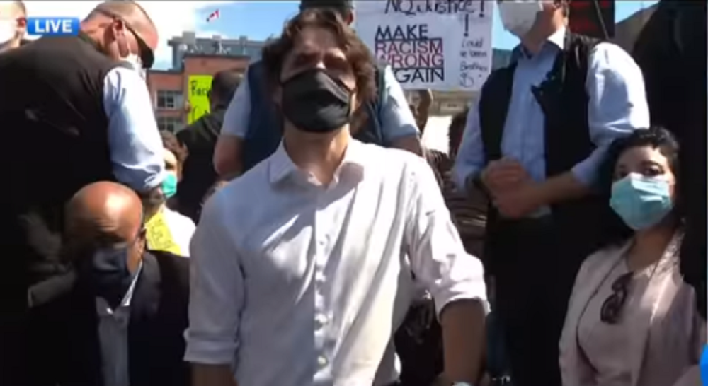 Nesvakidašnji gest premijera sve iznenadio (VIDEO)