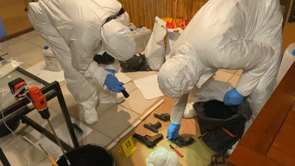 Uhapšeni prodavac droge i kupac, zaplenjeno oružje