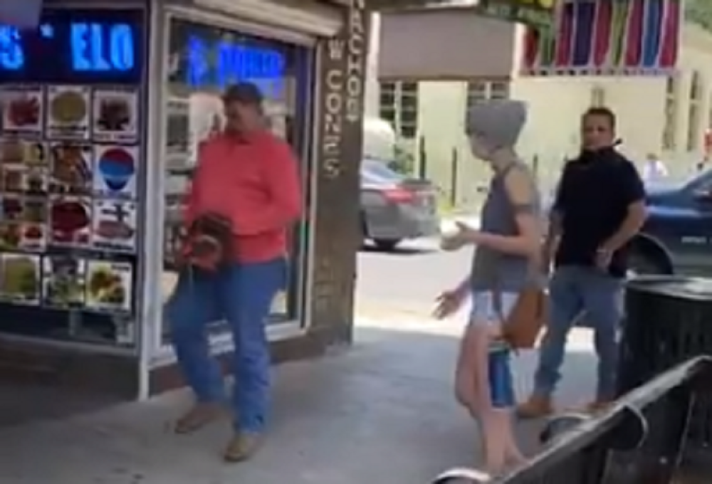 Umalo teksaški masakr motornom testerom!