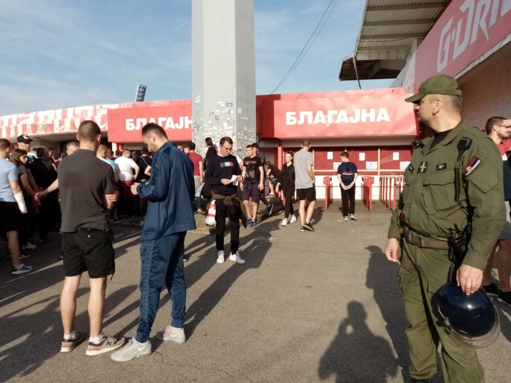 Redovi ispred "Marakane", igrači na zagrevanju (FOTO)