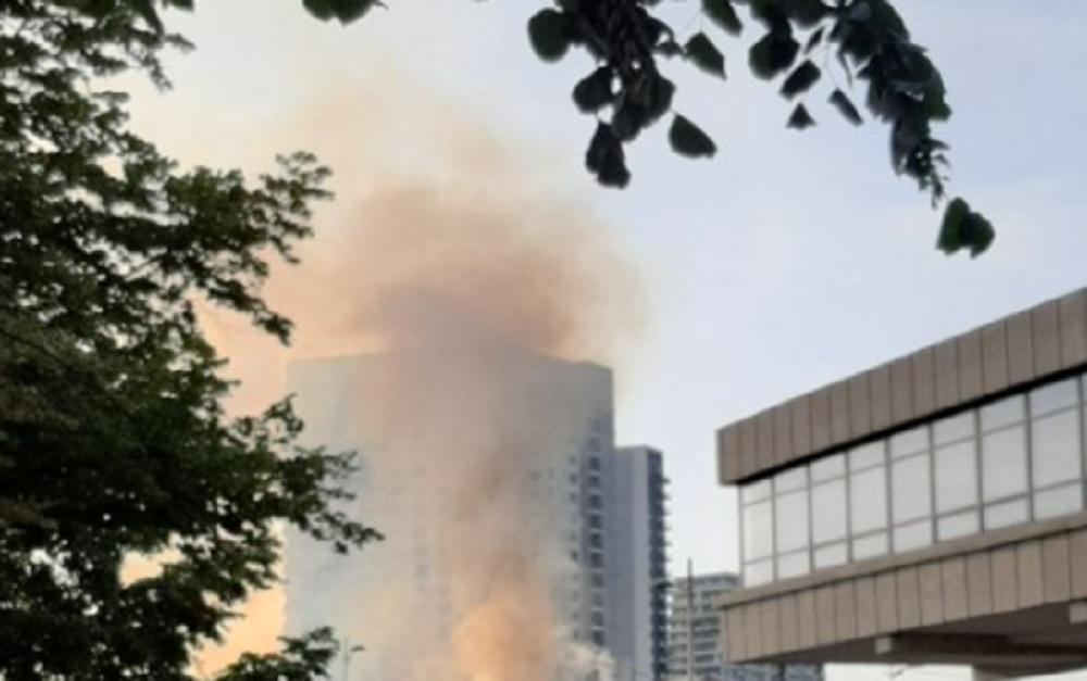 Gori zgrada, 15 vatrogasaca pokušava da obuzda vatrenu stihiju