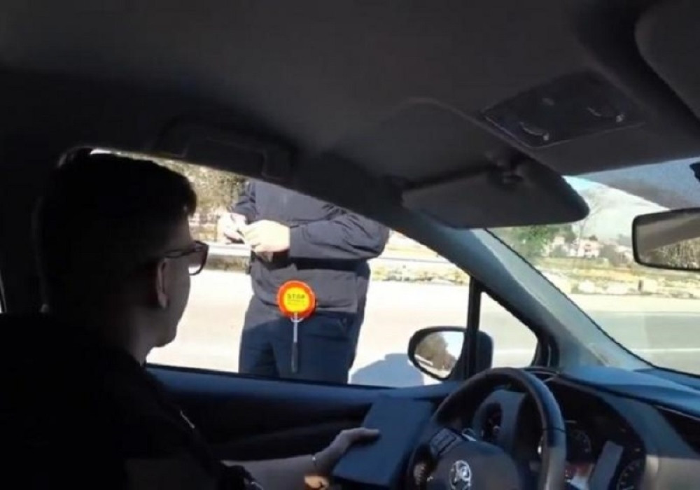 Saobraćajac zaustavio Rusa, a  onda je gorko zažalio zbog jedne rečenice koju je rekao