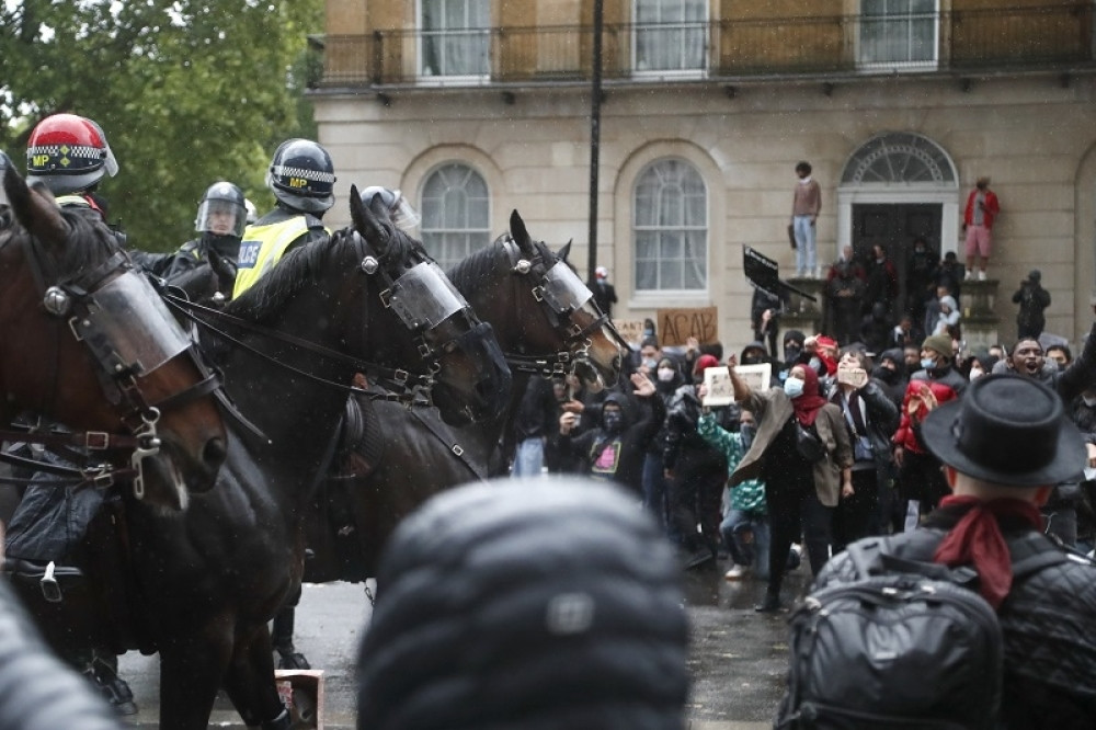 Protesti u Engleskoj, demonstrant pre privođenja poručio JASNU poruku (VIDEO)