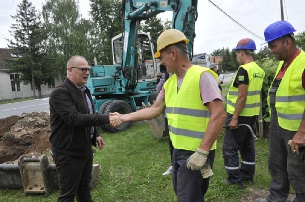 Vesić obišao radove na vodovodnoj mreži u Piromanu