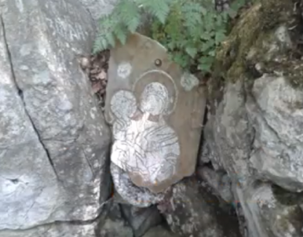 Dečak nije progovarao ni reč dok se nije umio i popio je! (FOTO/VIDEO)