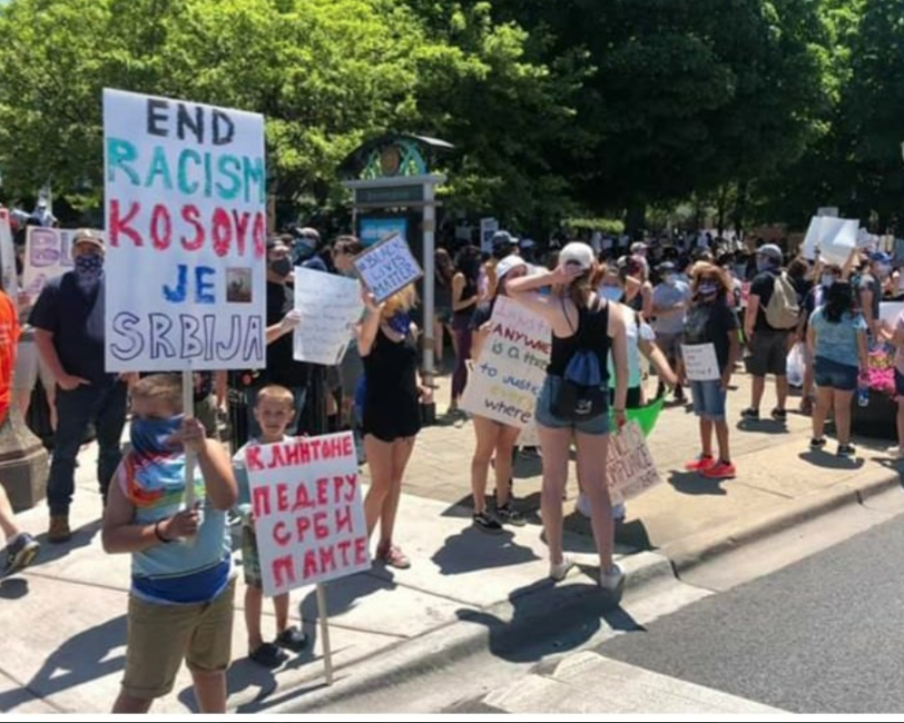 "Kosovo je Srbija" usred SAD! Demonstranti u Americi nose transparente podrške našem narodu! (FOTO)