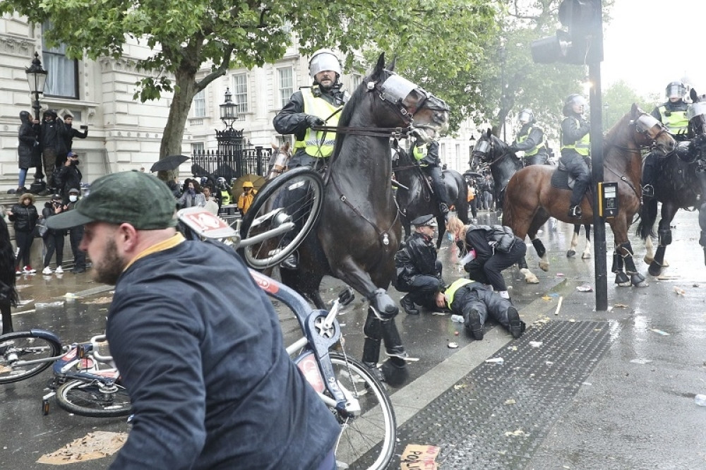 Policajka povređena, sudarila se sa semaforom
