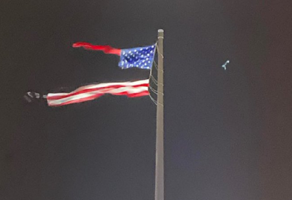 Grom pocepao zastavu SAD (FOTO/VIDEO)