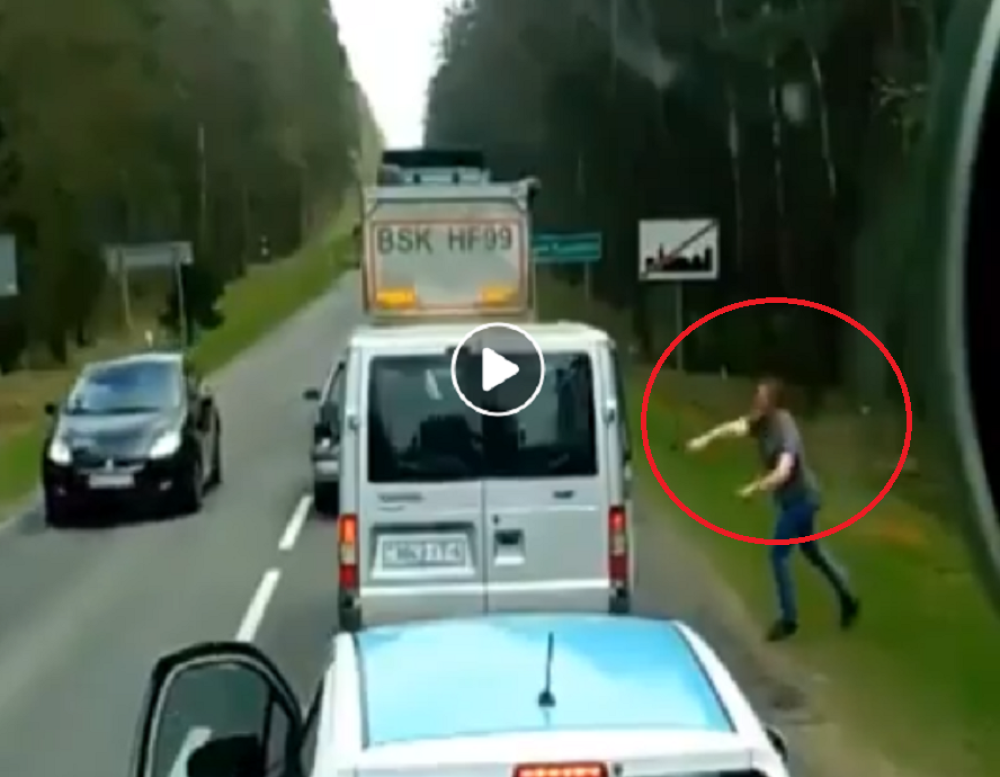 Kamiondžija je imao osvetu za njega! Izašao iz vozila i očitao mu grubu lekciju koju će pamtiti (VIDEO)