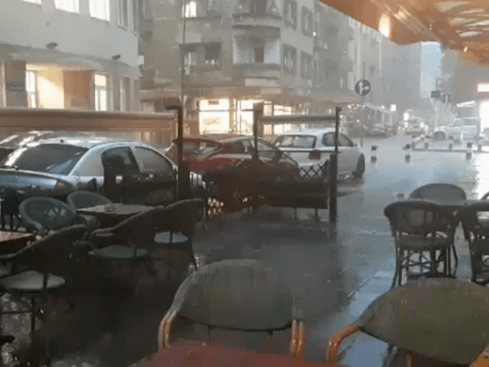 Kragujevčani paralisani, Piroćanci bez struje, Leskovčani u vodi - Jučerašnje nevreme u Srbiji napravilo katastrofu! (VIDEO)