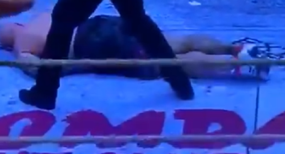 Tajsonova razorna desnica ponovo ubitačna - žrtvu izneli na nosilima (VIDEO)