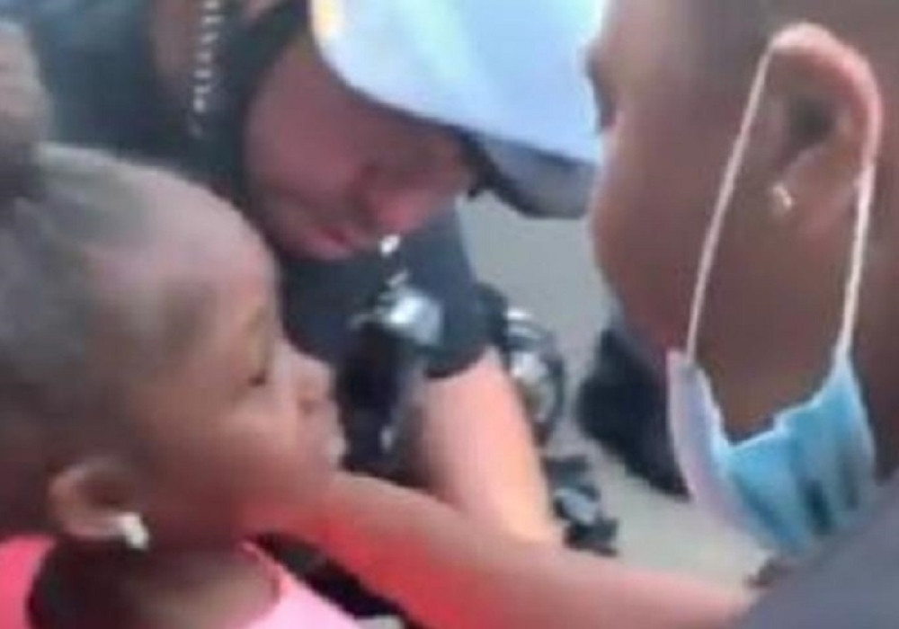 Devojčicino pitanje upućeno policajcu potreslo ceo svet (VIDEO)