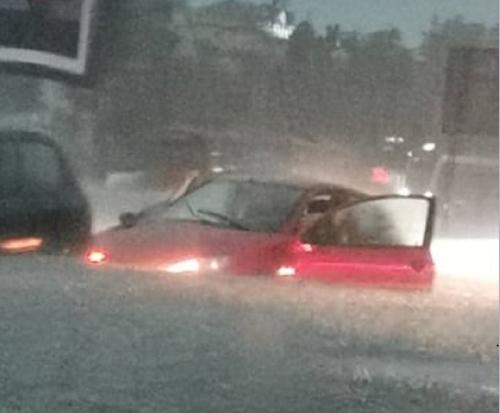 Pevačica Angelina panično napustila potopljeno vozilo (FOTO)