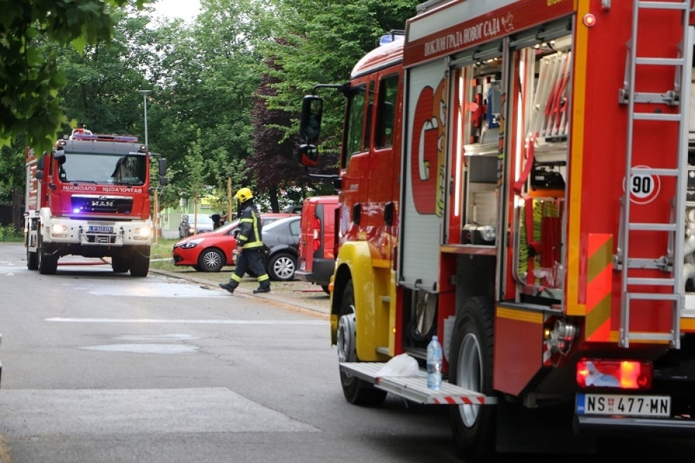 Buknula vatra na Dorćolu, građane šokirao prizor! Automobili goreli na ulici