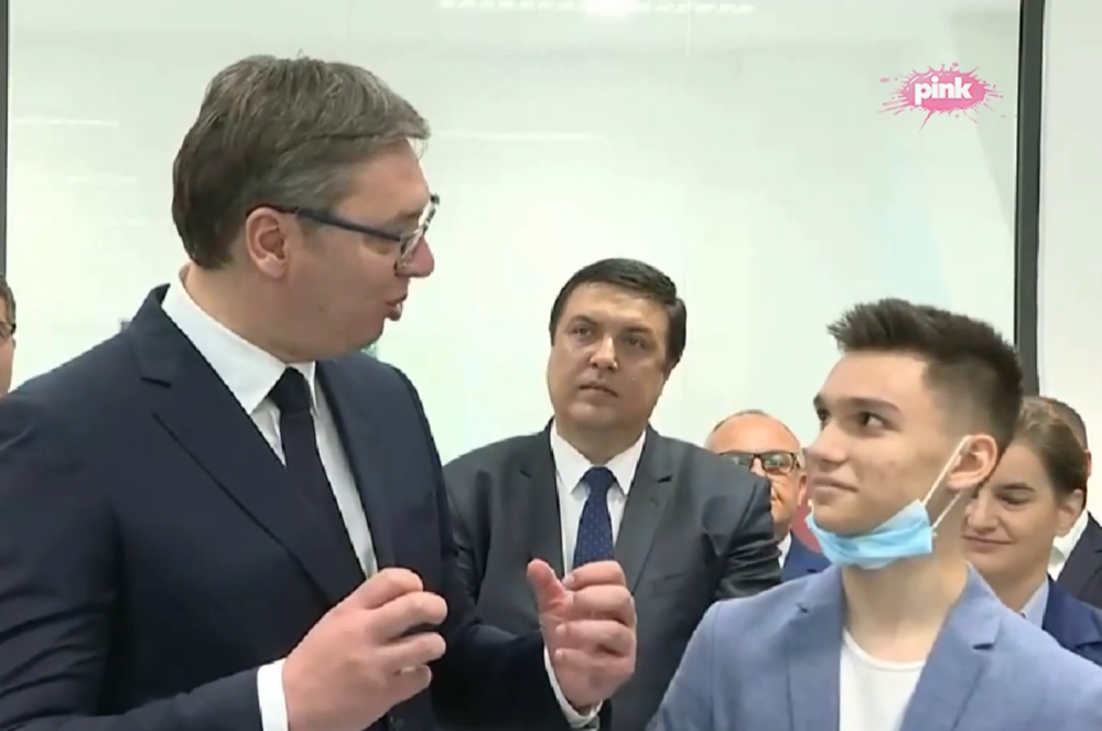 Interesantna scena u Nišu! Predsedniku prišao mladi programer, a onda se Vučić obratio premijerki: Je li Ana, ti se samo praviš...?