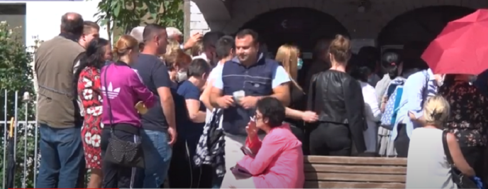 Gužve u Gračanici, svi došli da uzmu 100 evra