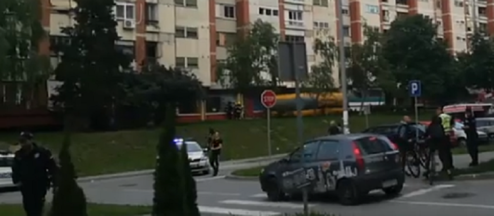 Dete staro godinu dana ispalo kroz prozor, hitno prebačeno u Tiršovu!