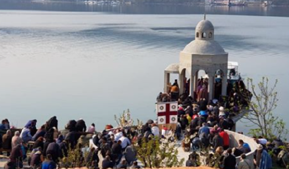 Meta policije - krstionica na Miholjskoj prevlaci, tu je i stari znanac koji je već predvodio napad na svetinje