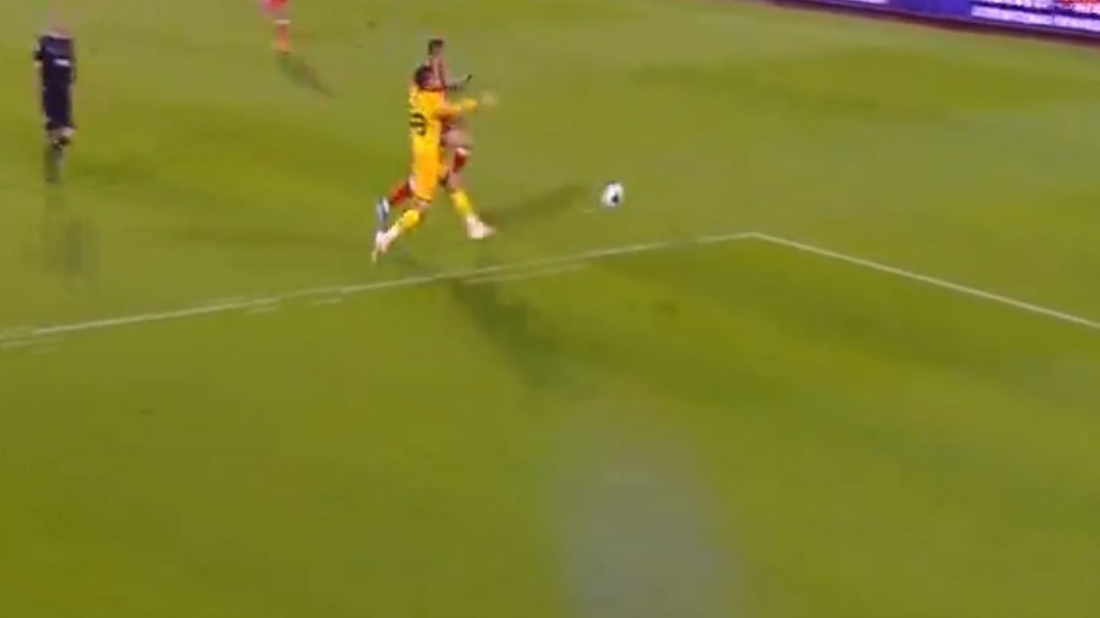 Sudija u centru pažnje, nepriznat gol i karton podigli navijače na noge (VIDEO)