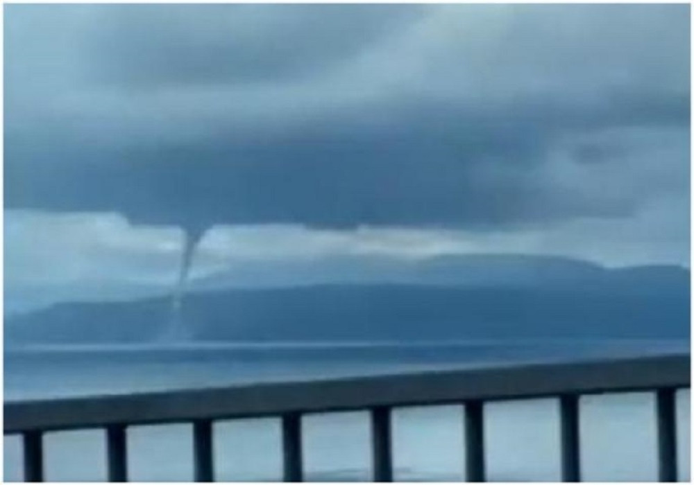 Visoka 500 metara, pustošila je 20 minuta! (VIDEO)