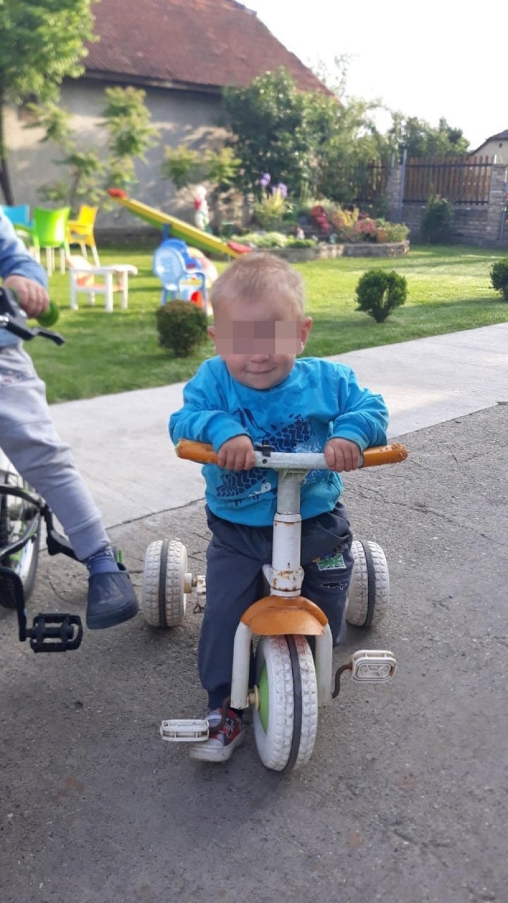 Violina je svirala, mali Filip (2) je ispraćen na večni počinak, celo selo je plakalo