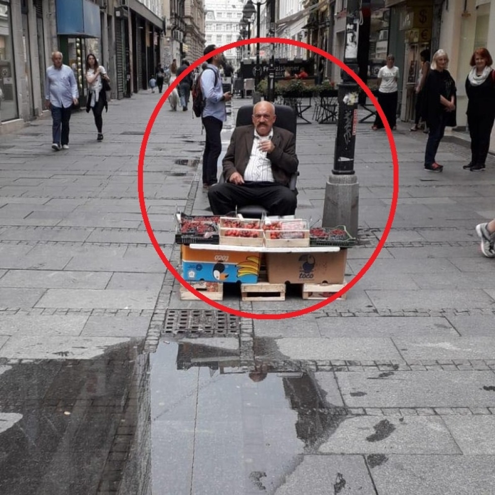 Direktor u kožnoj fotelji sa skupom cigaretom prodaje jagode usred centra grada! (FOTO)