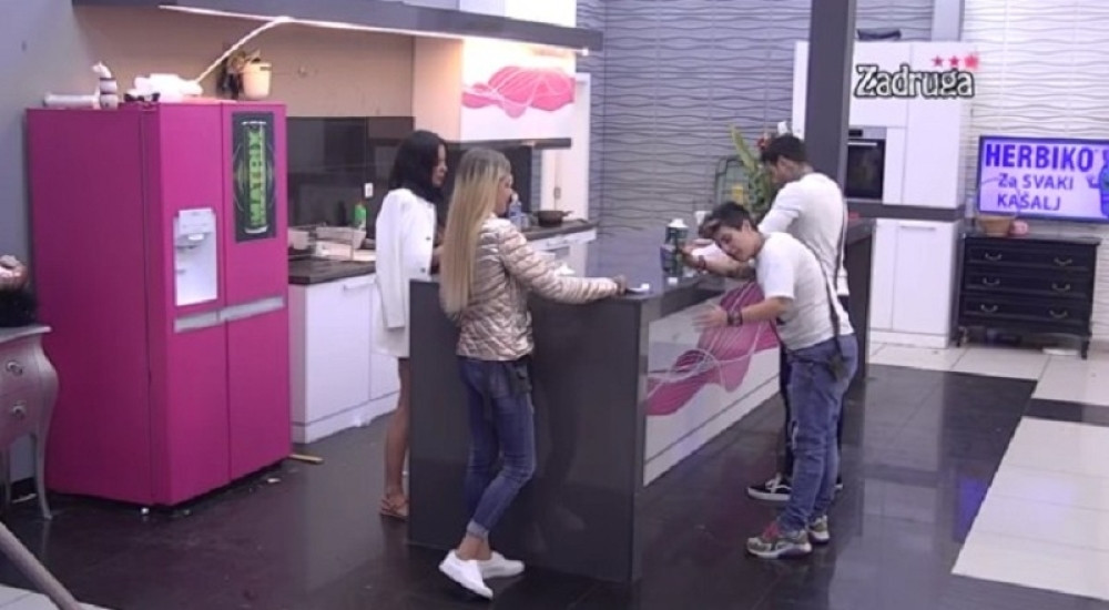 Matora prebolela bivšu devojku: Niko nije očekivao, pa joj pred svima prizlala da ima emocije prema ovoj devojci!