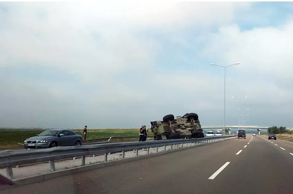 Vozači u neverici posmatraju VPB M-86 nasred puta Pančevo - Beograd