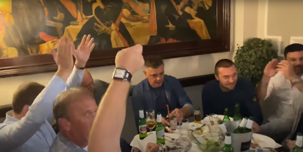 Poslušajte pesmu koju je uprava pevala Savi Miloševiću u kafani (VIDEO)