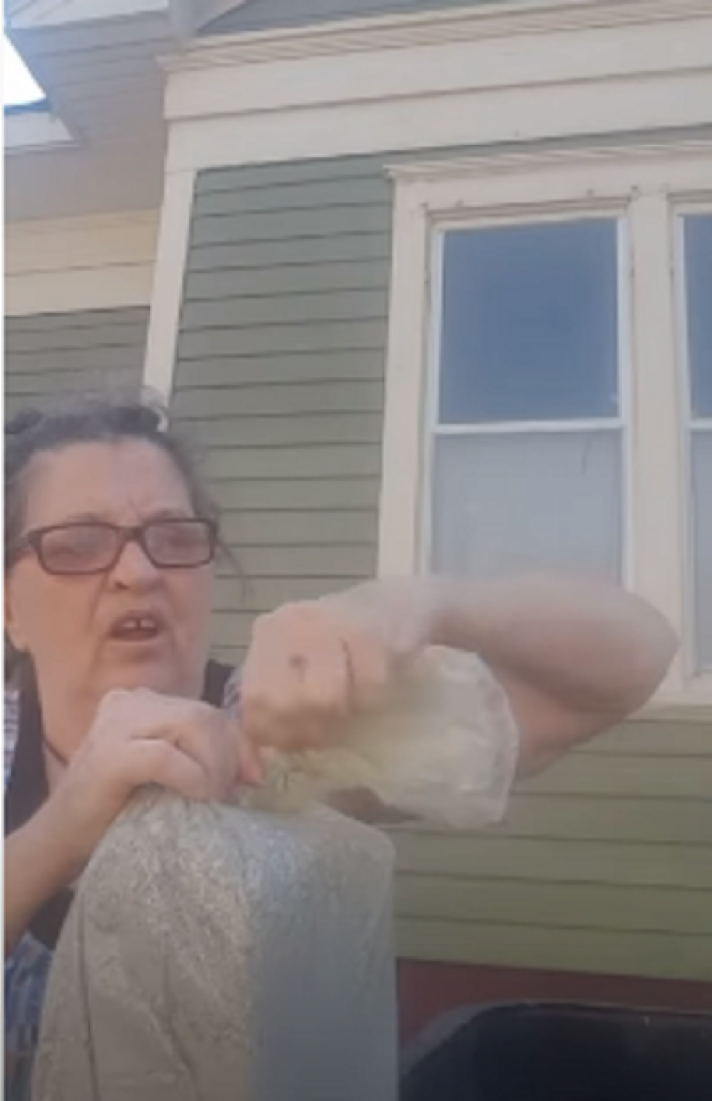 Uzela je njegov pepeo i izgovorila "Ovo je za sve godine kada si me tukao" (VIDEO)