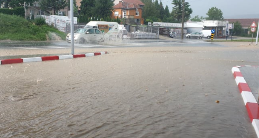 Olujno nevreme u Kragujevcu, palo više od 80 litara kiše, a onda usledio grad (VIDEO)